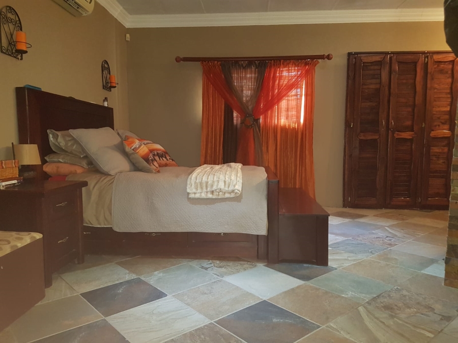 5 Bedroom Property for Sale in Mooinooi North West